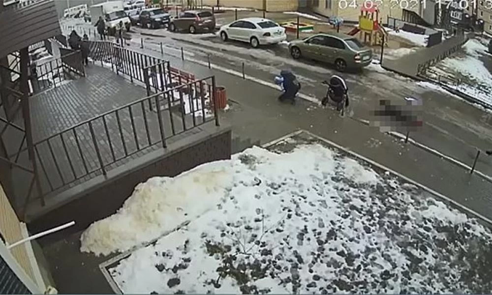 Ρωσία: Βρέφος έχασε τη ζωή του όταν ένας άντρας έπεσε στο καρότσι του από τον 17ο όροφο